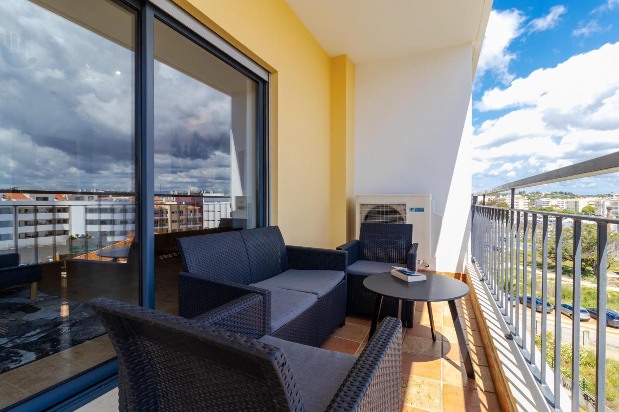 James's Quinta Palmeiras: Spacious Luxury Near Town And Apartment Lagos