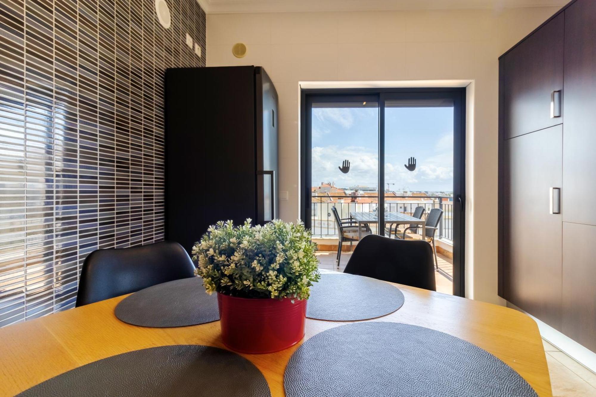 James's Quinta Palmeiras: Spacious Luxury Near Town And Lagos