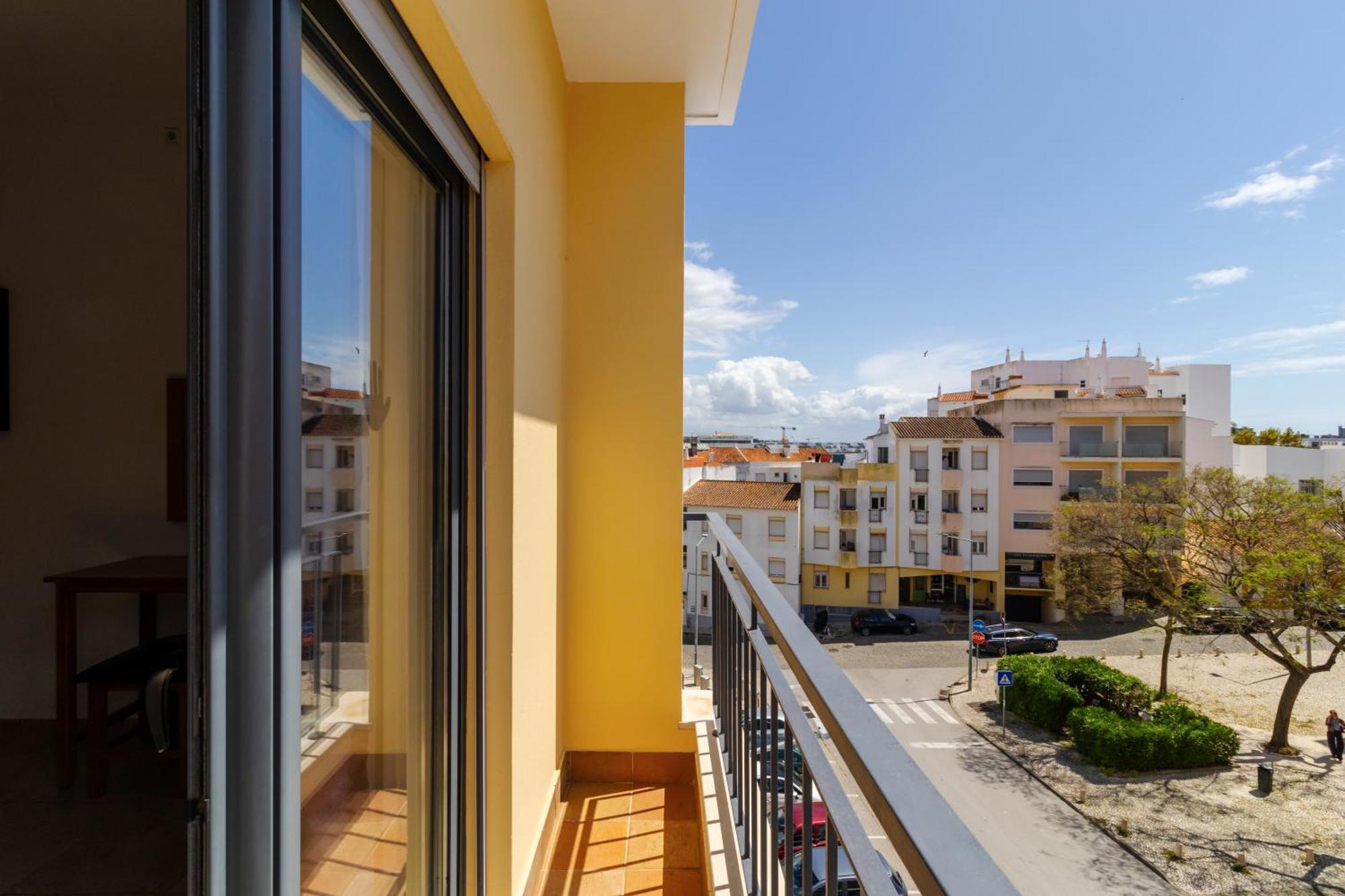 Apartment James's Quinta Palmeiras: Spacious Luxury Near Town And