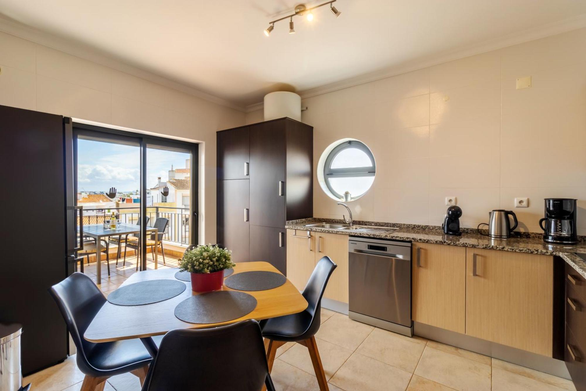 Apartment James's Quinta Palmeiras: Spacious Luxury Near Town And *