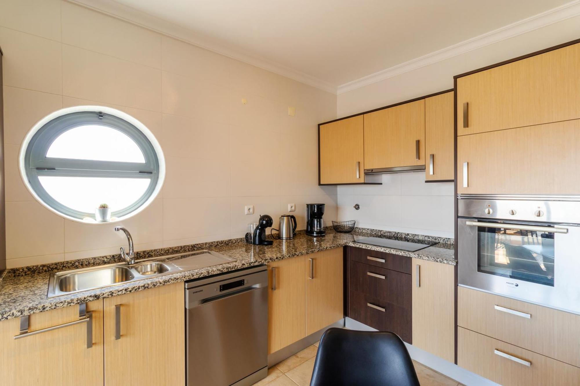James's Quinta Palmeiras: Spacious Luxury Near Town And *