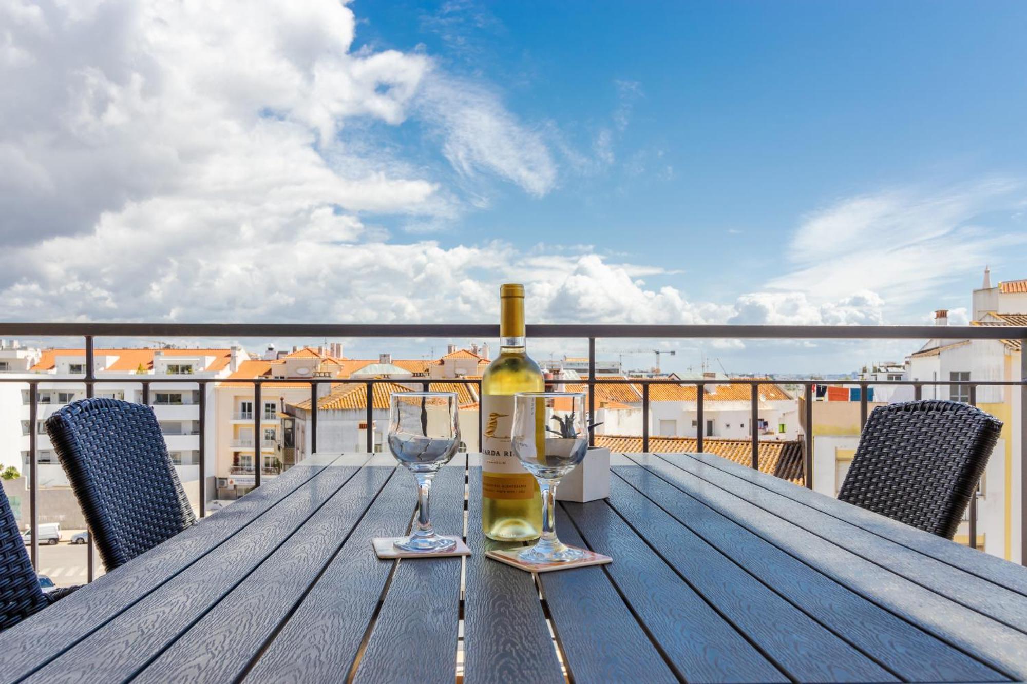 James's Quinta Palmeiras: Spacious Luxury Near Town And *